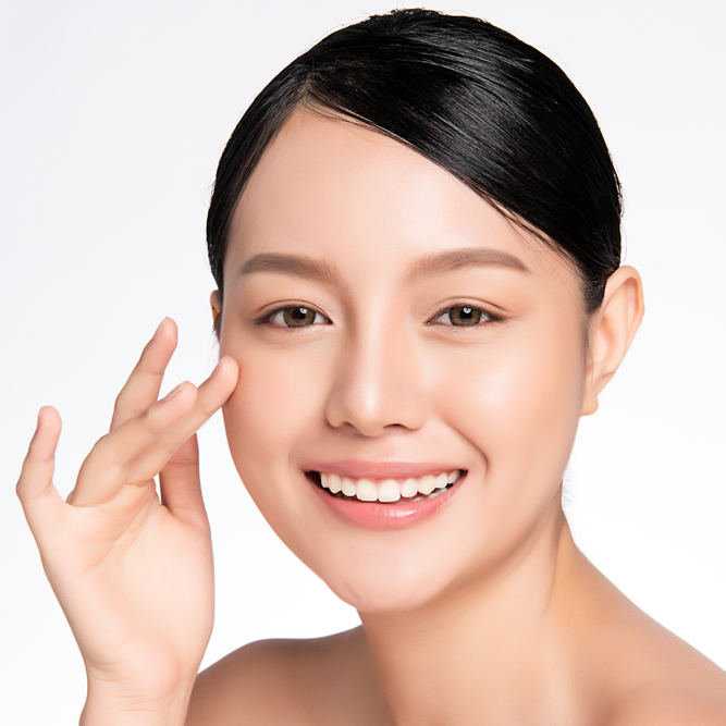 目の下のたるみ取りの手術を受けた女性