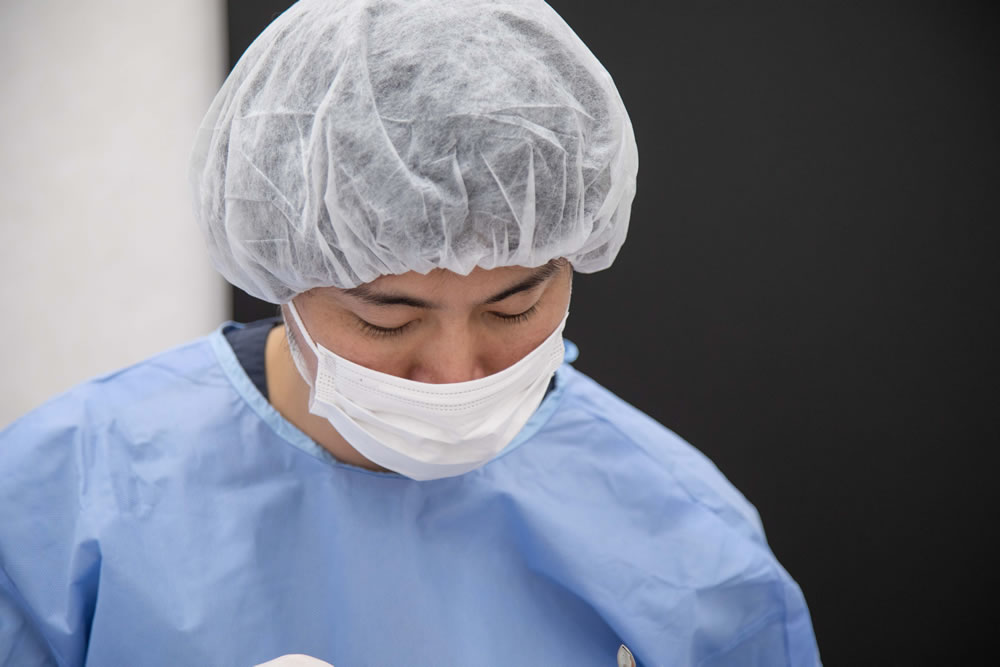 手術をしている美容外科医