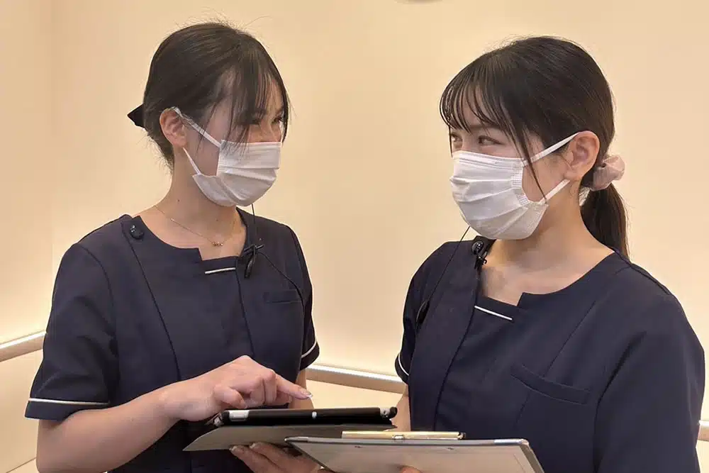 打ち合わせをしているメディアアシスタント