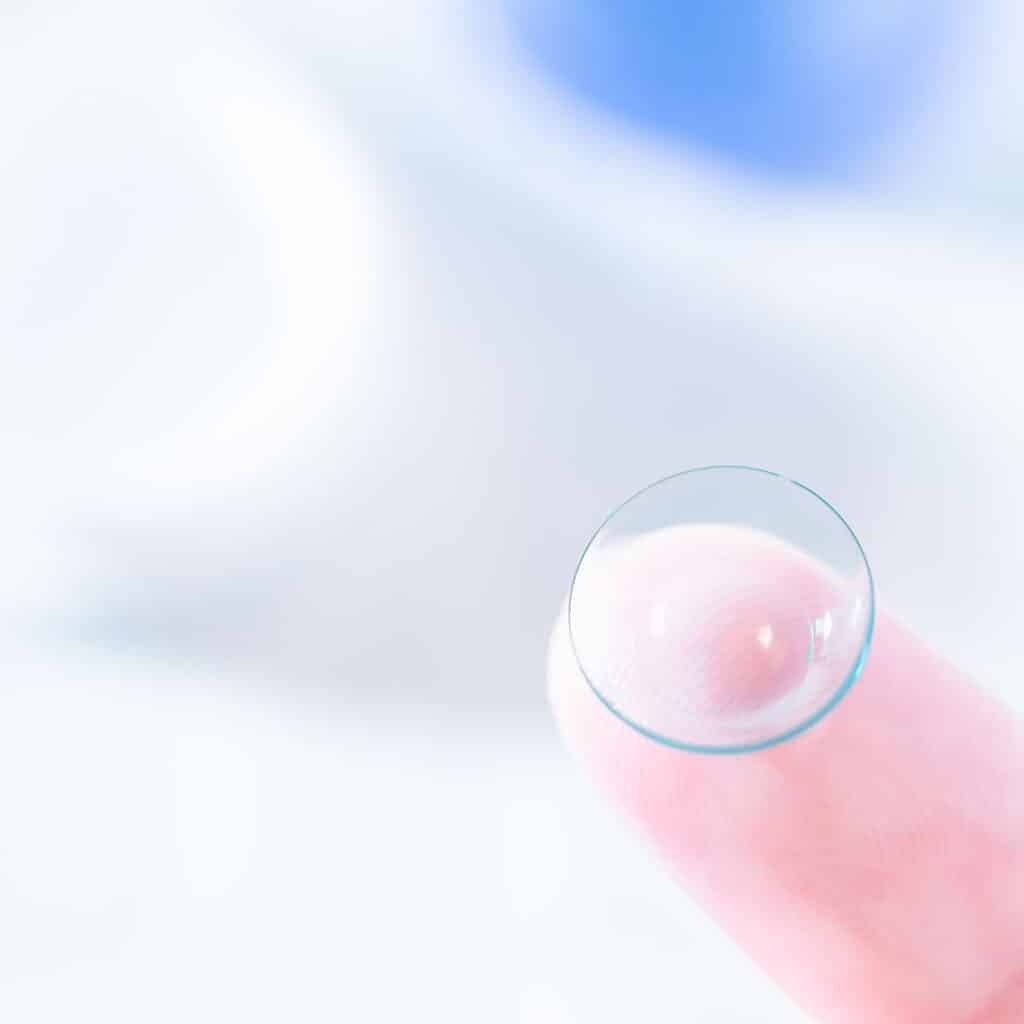 コンタクトレンズを人差し指にもっているところ