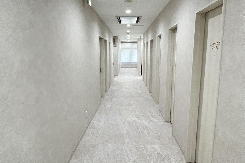 eclinic大阪梅田 西日本統括院の廊下 (1)