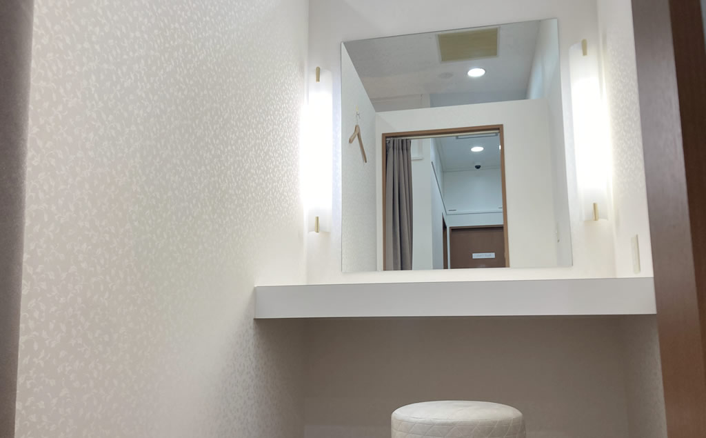 富山駅前院のメイクルーム