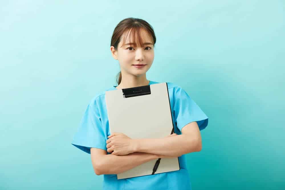 説明する看護師