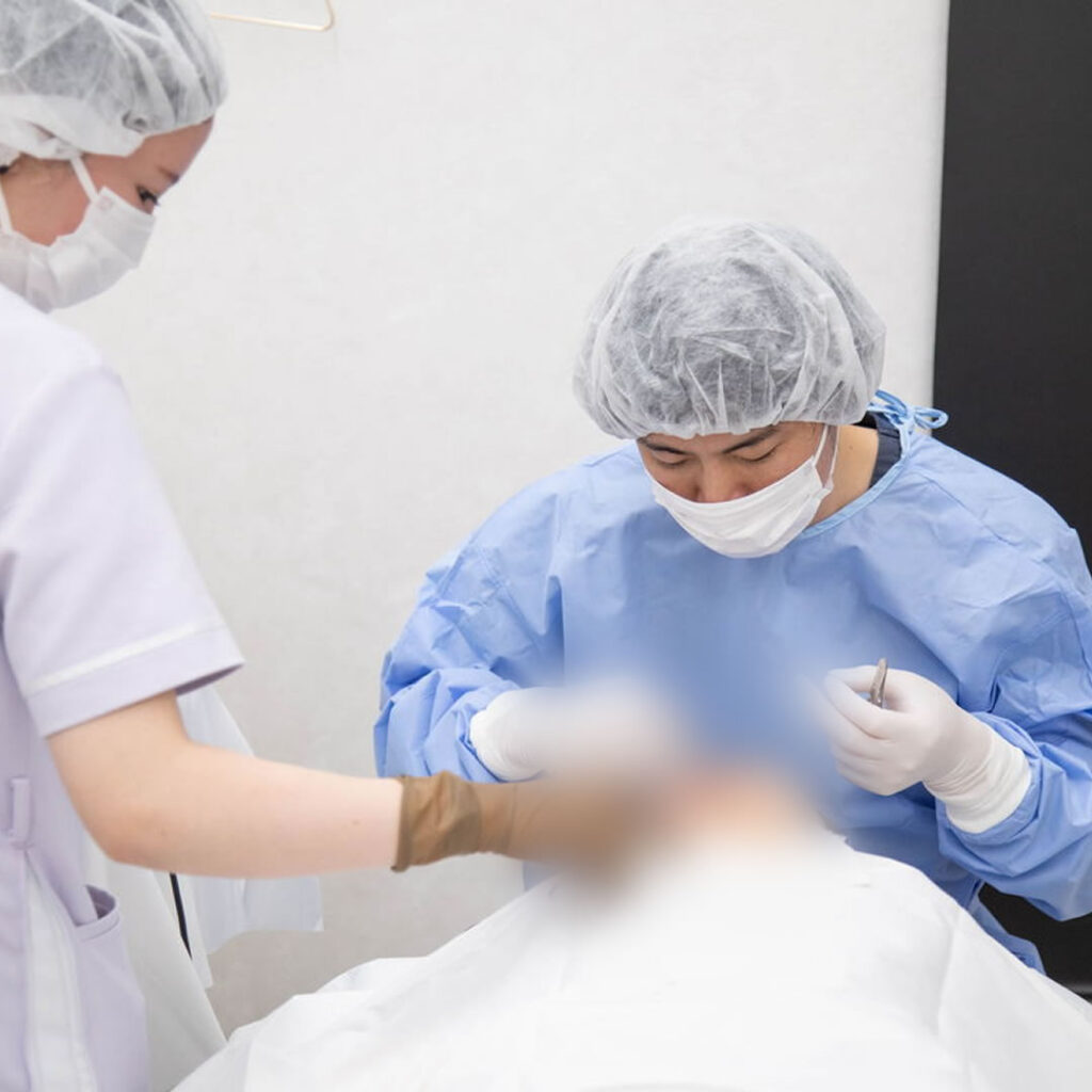 鼻尖部人工真皮の手術をしているところ