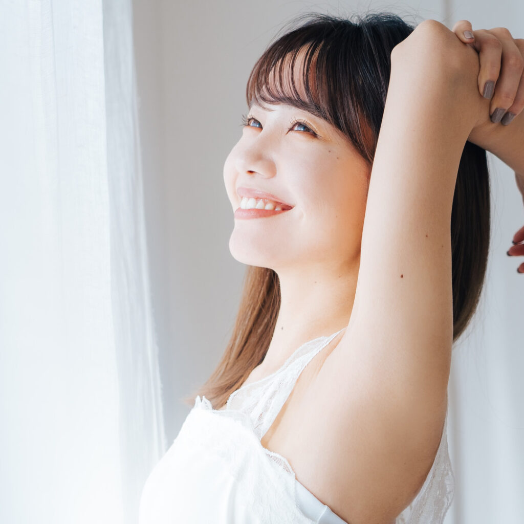 富山で脂肪吸引を名医で考えている女性のイメージ